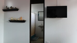 Standard Double or Twin Room, 1 Bedroom | Bathroom | Shower, towels - Hotel Cañas (Cañas)