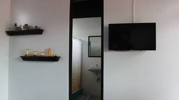Standard Double or Twin Room, 1 Bedroom | Bathroom | Shower, towels