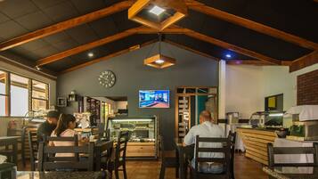 Aamiainen, lounas ja illallinen; kansainvälinen keittiö