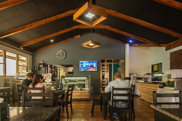 Breakfast, lunch, dinner served; international cuisine  - Hotel Cañas (Cañas)