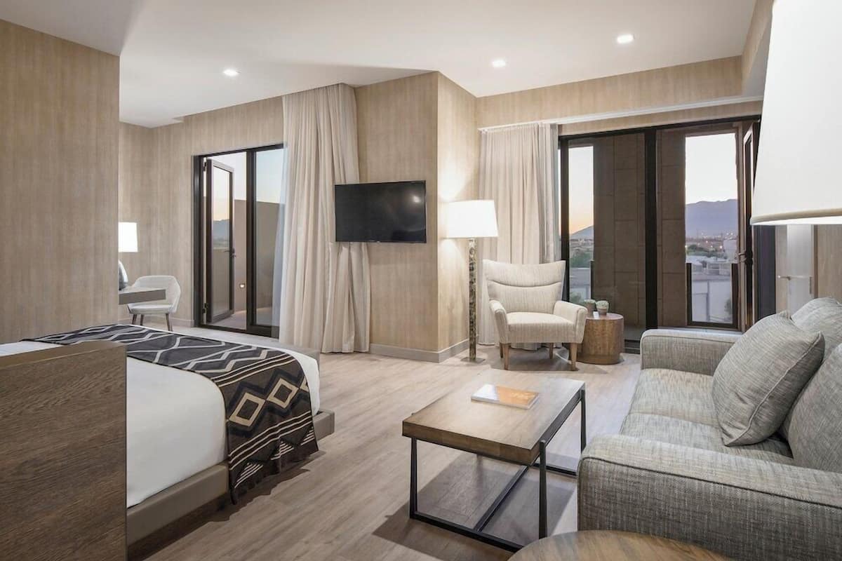 Premium bedding, in-room safe, desk, blackout drapes