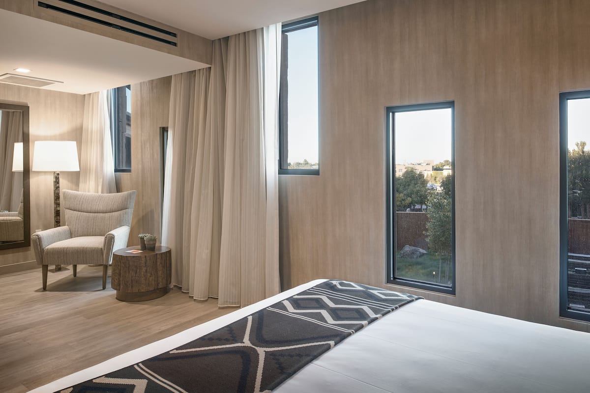 Ropa de cama de alta calidad y caja de seguridad en la habitación