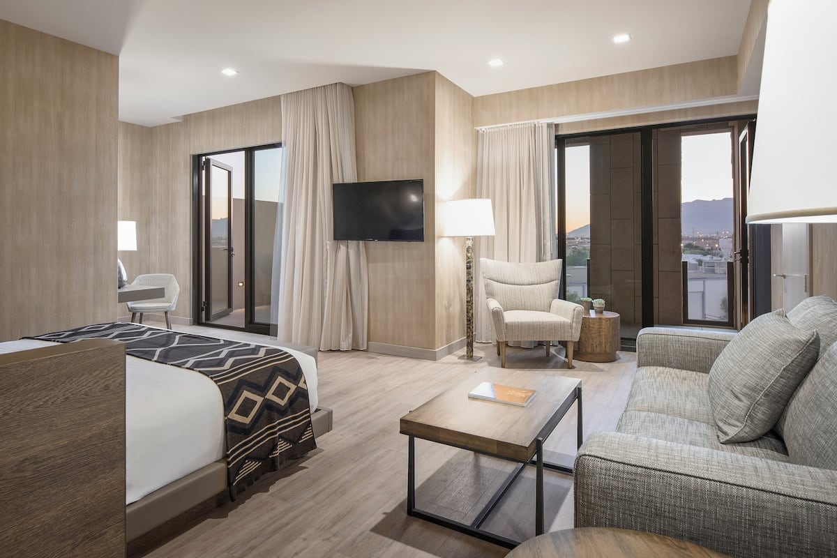 Ropa de cama de alta calidad y caja de seguridad en la habitación