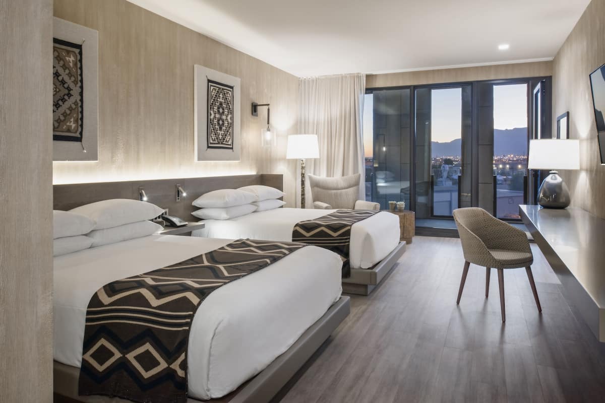 Ropa de cama de alta calidad y caja de seguridad en la habitación