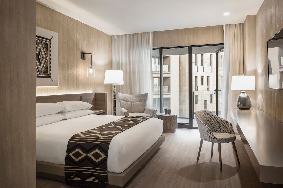 Ropa de cama de alta calidad y caja de seguridad en la habitación