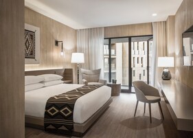 Ropa de cama de alta calidad y caja de seguridad en la habitación 