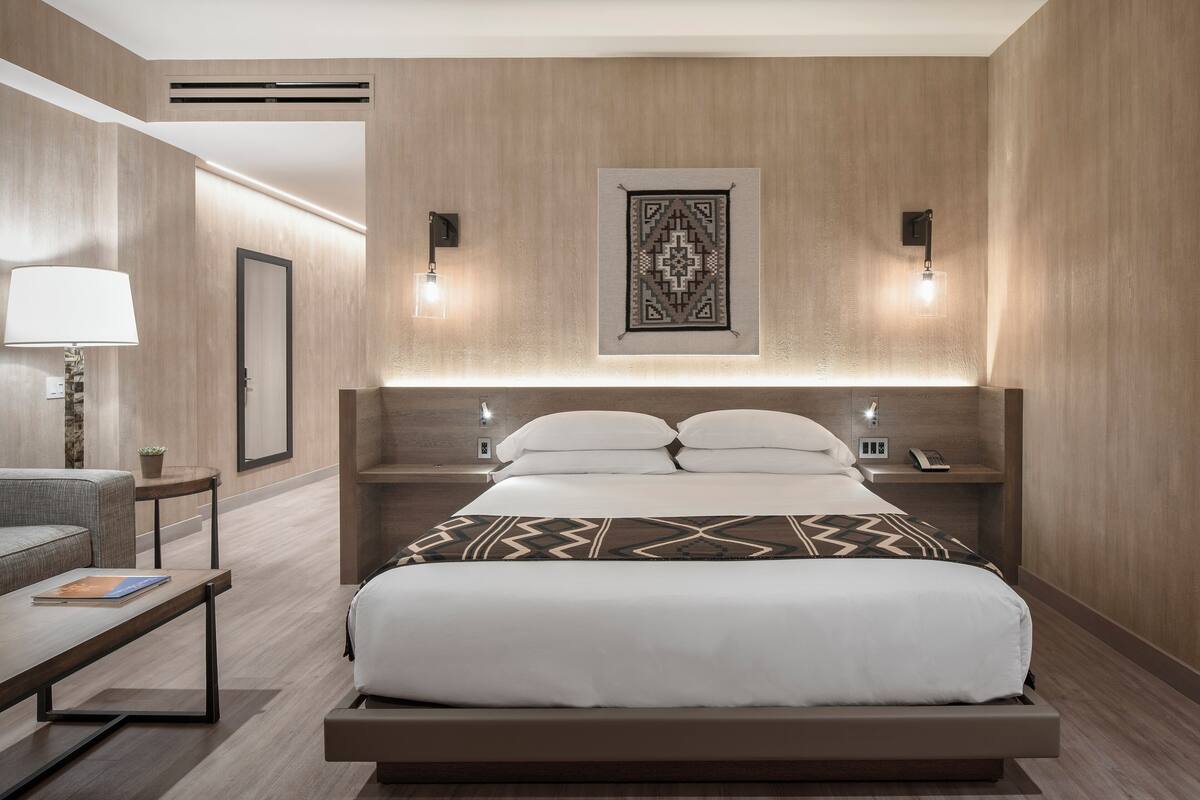 Phòng Deluxe, 1 giường cỡ king, ban công | Bộ đồ giường cao cấp, két bảo mật tại phòng, bàn, màn/rèm cản sáng 