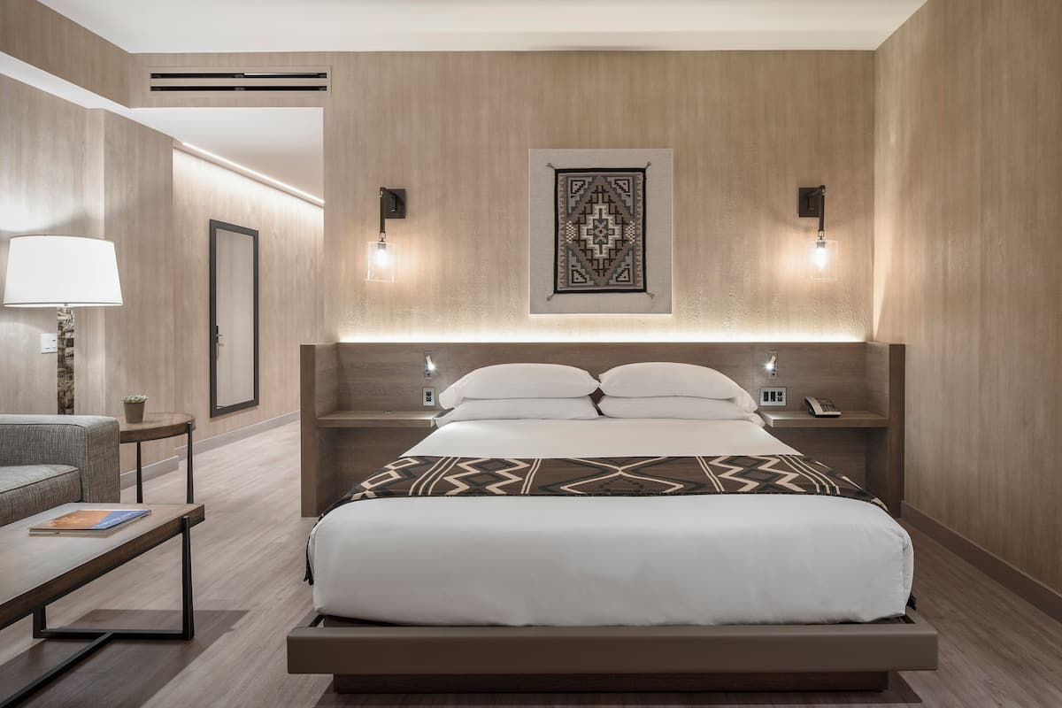 Habitación Deluxe, 1 cama King size, balcón | Ropa de cama de alta calidad y caja de seguridad en la habitación