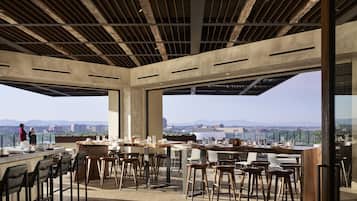 Sarapan, makan tengah hari dan makan malam dihidangkan