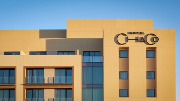 Um edifício de hotel moderno com uma placa de destaque que diz 'HOTEL CHACO'.