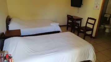 Habitación estándar | Ropa de cama de alta calidad, escritorio y wifi gratis