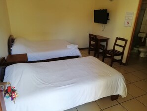 Habitación estándar | Ropa de cama de alta calidad, escritorio y wifi gratis