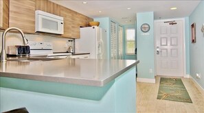 公寓客房, 2 間臥室, 陽台, 海景 (Hamilton House 206) | 私人廚房 | 大型冰箱、微波爐、烤箱、爐台