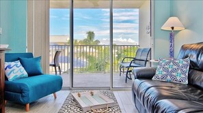 公寓客房, 2 間臥室, 陽台, 海景 (Hamilton House 206) | 起居區 | 平面電視、 DVD 播放機