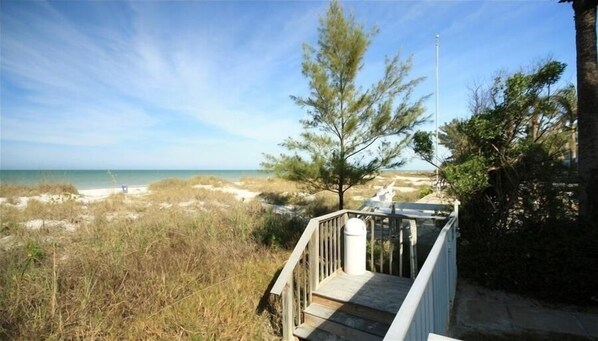 公寓客房, 2 間臥室, 陽台, 海景 (Hamilton House 206) | 海灘 | 位於海灘上、躺椅、海灘浴巾