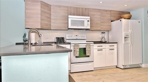 公寓客房, 2 間臥室, 陽台, 海景 (Hamilton House 206) | 私人廚房 | 大型冰箱、微波爐、烤箱、爐台