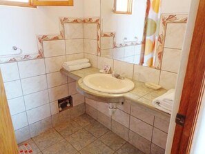 Shower, free toiletries