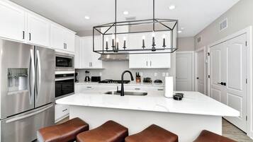 Brankas, setrika/meja setrika, Wi-Fi gratis, dan jam alarm