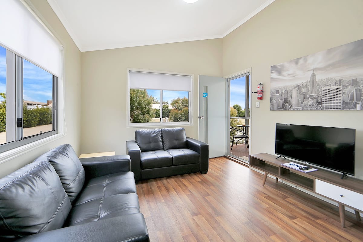 Signature villa, 2 slaapkamers | Woonruimte | Flatscreentelevisie