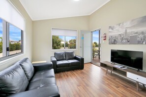 Villa Signature, 2 habitaciones | Zona de estar | Una televisión de pantalla plana