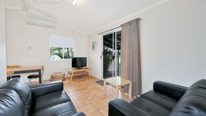 Villa estándar, 2 habitaciones (Hinkler) | Área de sala de estar | Televisión de pantalla plana