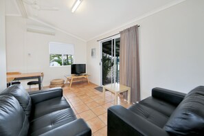 Villa Standard, 2 chambres (Hinkler) | Aire de séjour | Téléviseur à écran plat