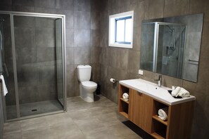 Ducha, artículos de tocador gratuitos, secador de pelo, toallas