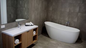 Habitación Deluxe | Baño | Regadera, amenidades de baño gratuitas, secadora de cabello, toallas 