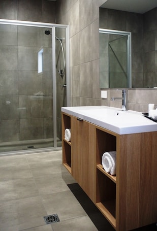 Shower, free toiletries, hair dryer, towels. Euston Motel