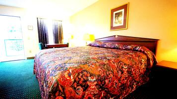 Ein Hotelzimmer mit einem großen Bett, einem Schreibtisch und einem Stuhl.
