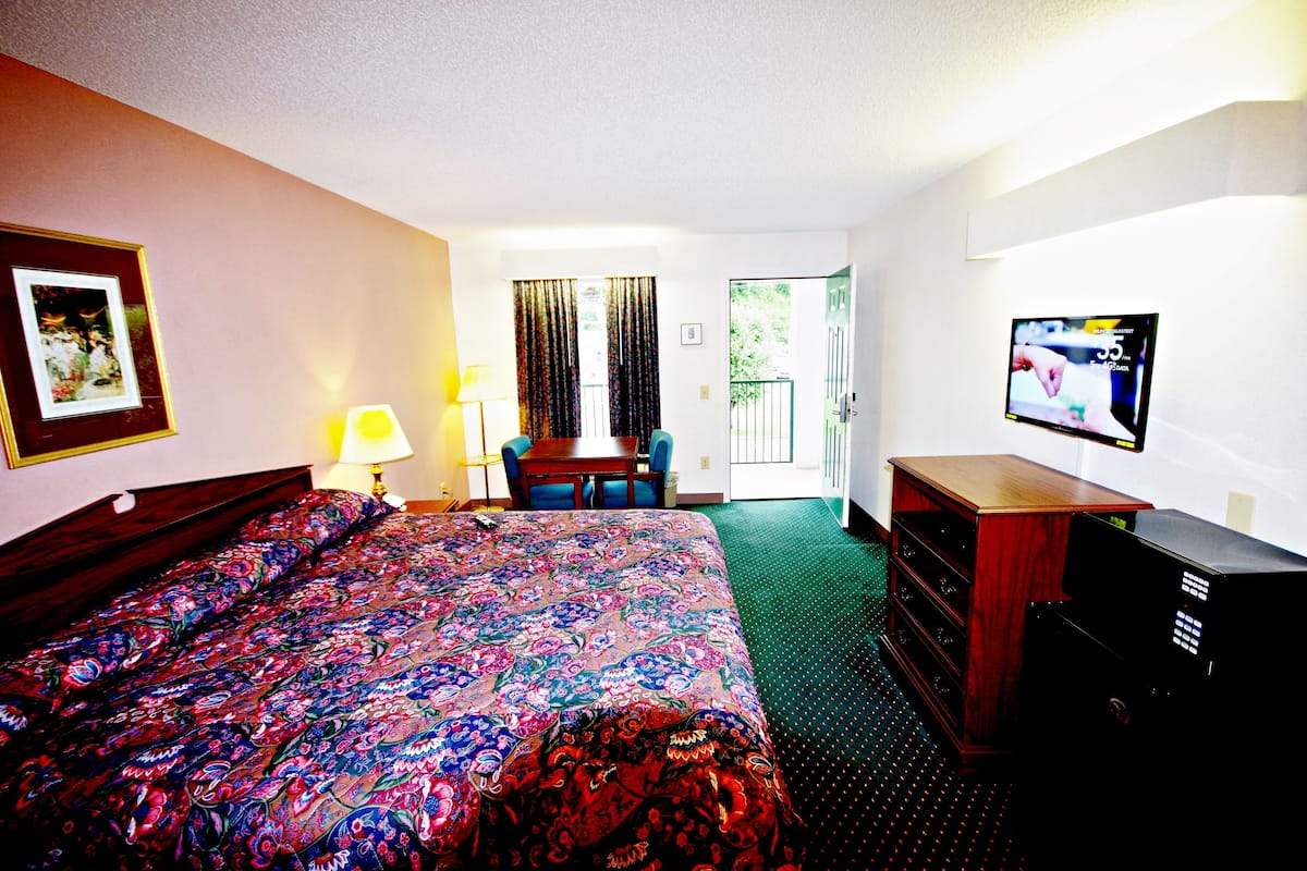 Premium Room, 1 King Bed, Non Smoking | Premium bedding, desk, soundproofing, WiFi (free)
