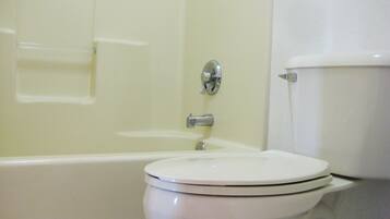 Une salle de bain équipée d’une baignoire, de toilettes et d’un espace douche.