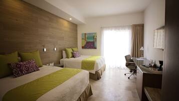 Chambre Standard, 2 lits doubles | Coffres-forts dans les chambres, bureau