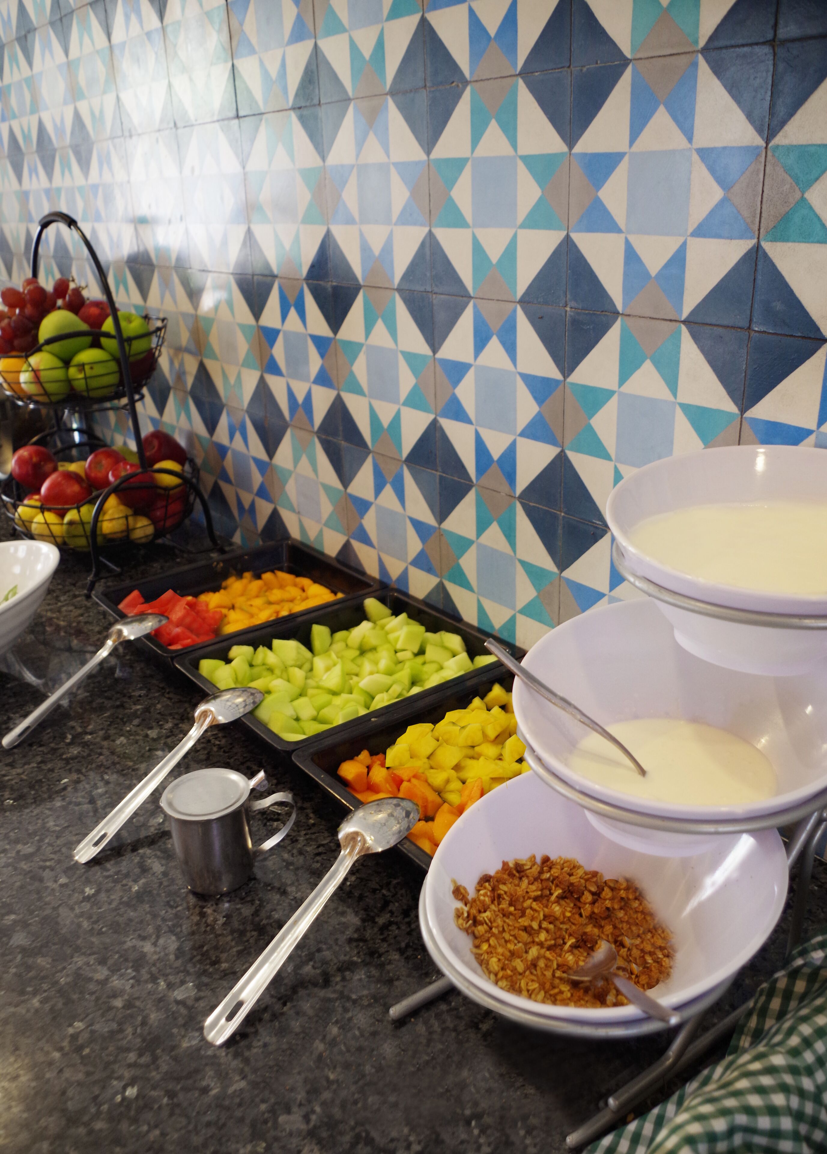 Un bufé con diversas frutas, verduras y cereales.