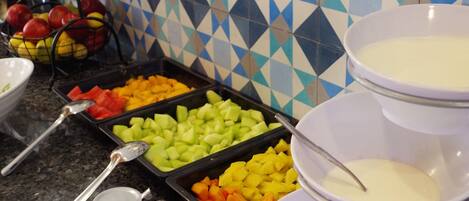 Un bufé con diversas frutas, verduras y cereales.
