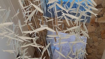 Een trap met een unieke sculptuurinstallatie in de vorm van vissen.