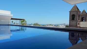 Alberca al aire libre y camastros