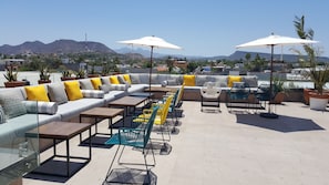 Una piscina al aire libre de temporada