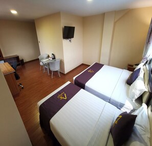 Executive Room | Minibar, in-room safe, desk, blackout drapes