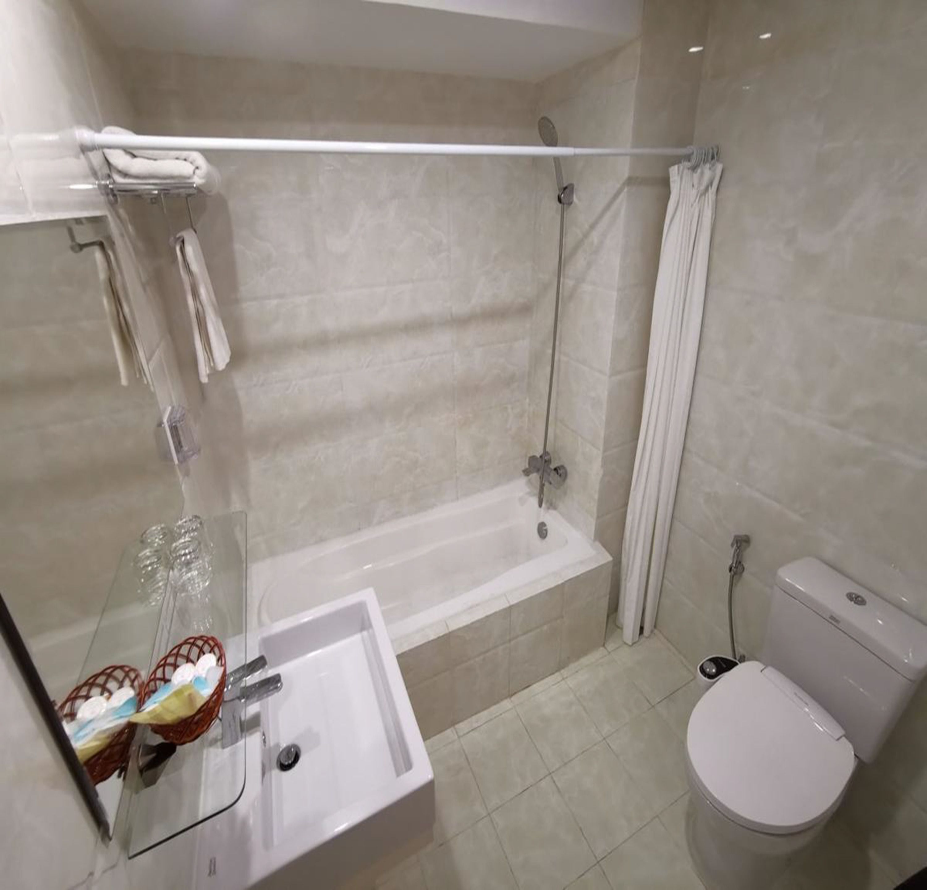 deluxe double room | bathroom | shower, free toiletries, hair dryer, slippers