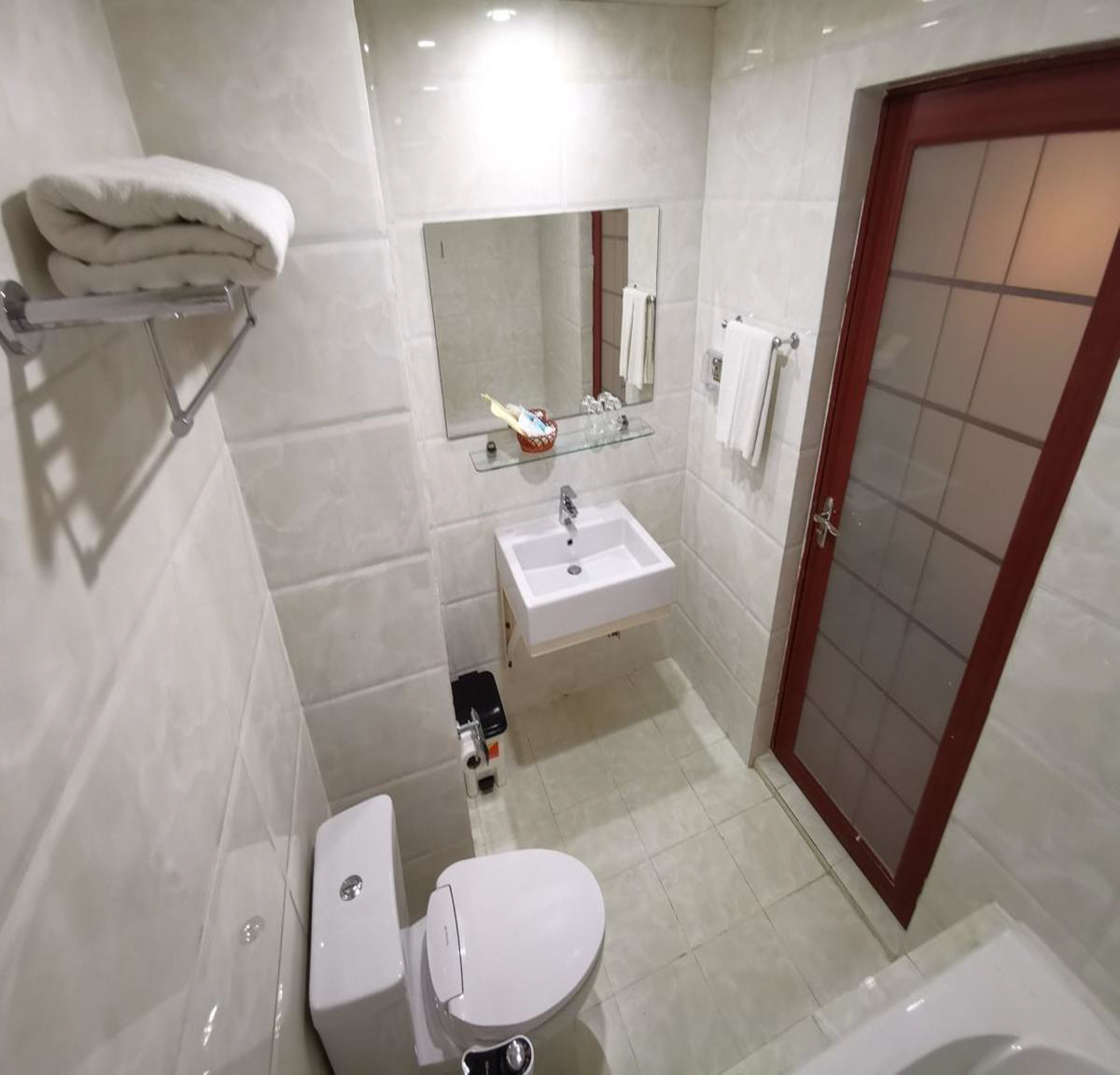 standard double room | bathroom | shower, free toiletries, hair dryer, slippers