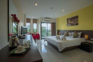 Deluxe Double Room | Cofres nos quartos, escrivaninha, cortinas blackout