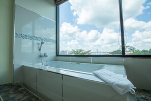 Deep soaking bathtub