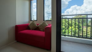 Deluxe Twin Room | Living area | 32-inch LCD TV with cable channels, TV - The Rich Hotel Ubonrachatani (Ubon Ratchathani)