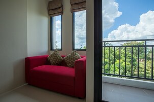 Deluxe Twin Room | Área de estar | TV LCD 32 polegadas com canais a cabo, TV