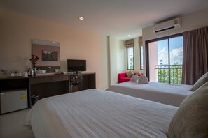 Deluxe Twin Room | Caja fuerte, escritorio, cortinas opacas y camas supletorias