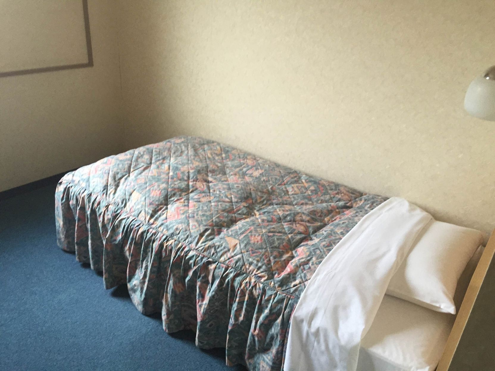 Escritorio, wifi gratis y ropa de cama 