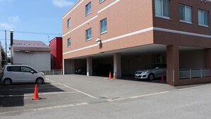 Eine mehrstöckige Parkgarage mit mehreren parkenden Autos.
