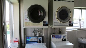 Ein Waschraum mit zwei Waschmaschinen und einem Waschbecken.