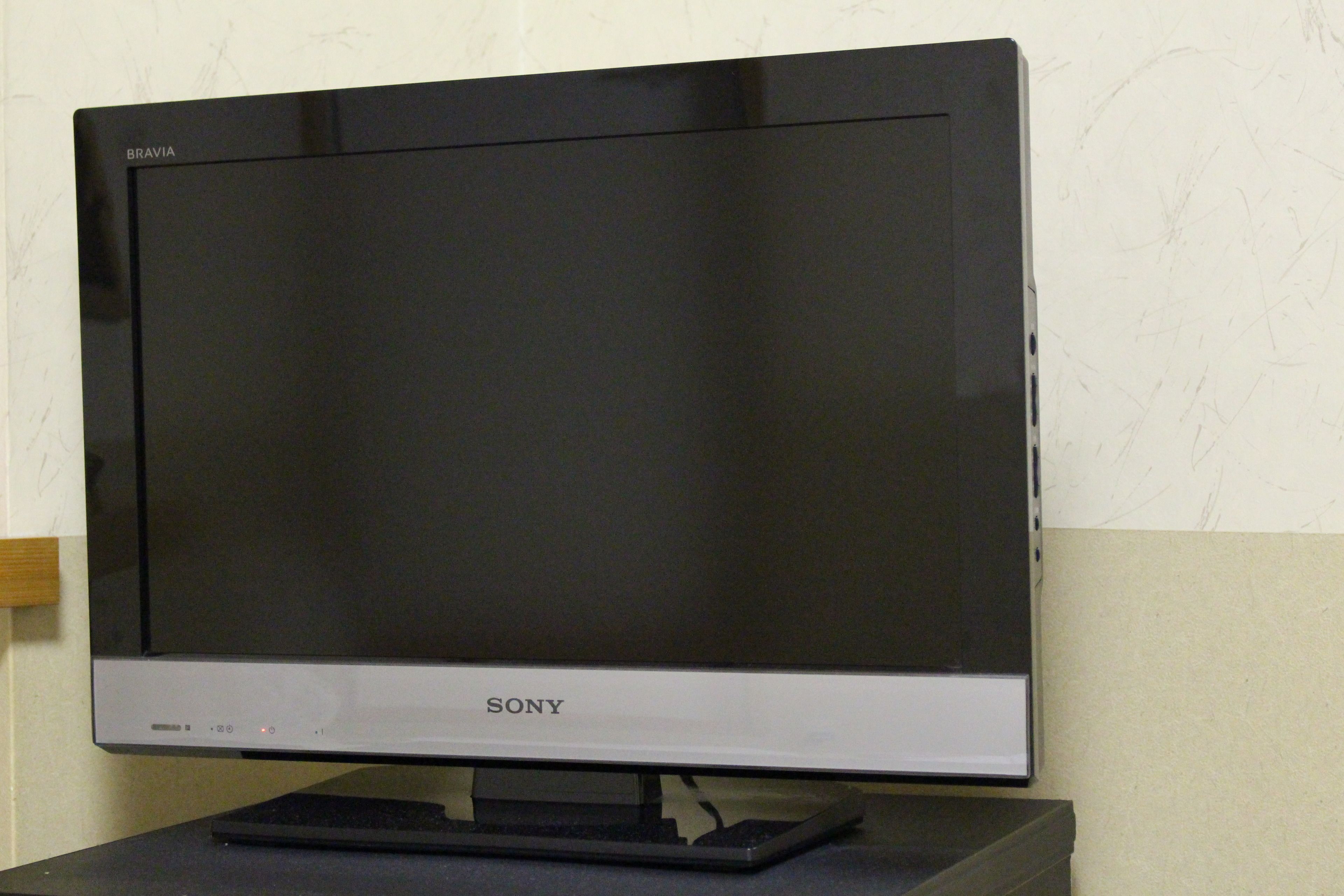 Ein Sony-Flachbildfernseher auf einem Standfuß.